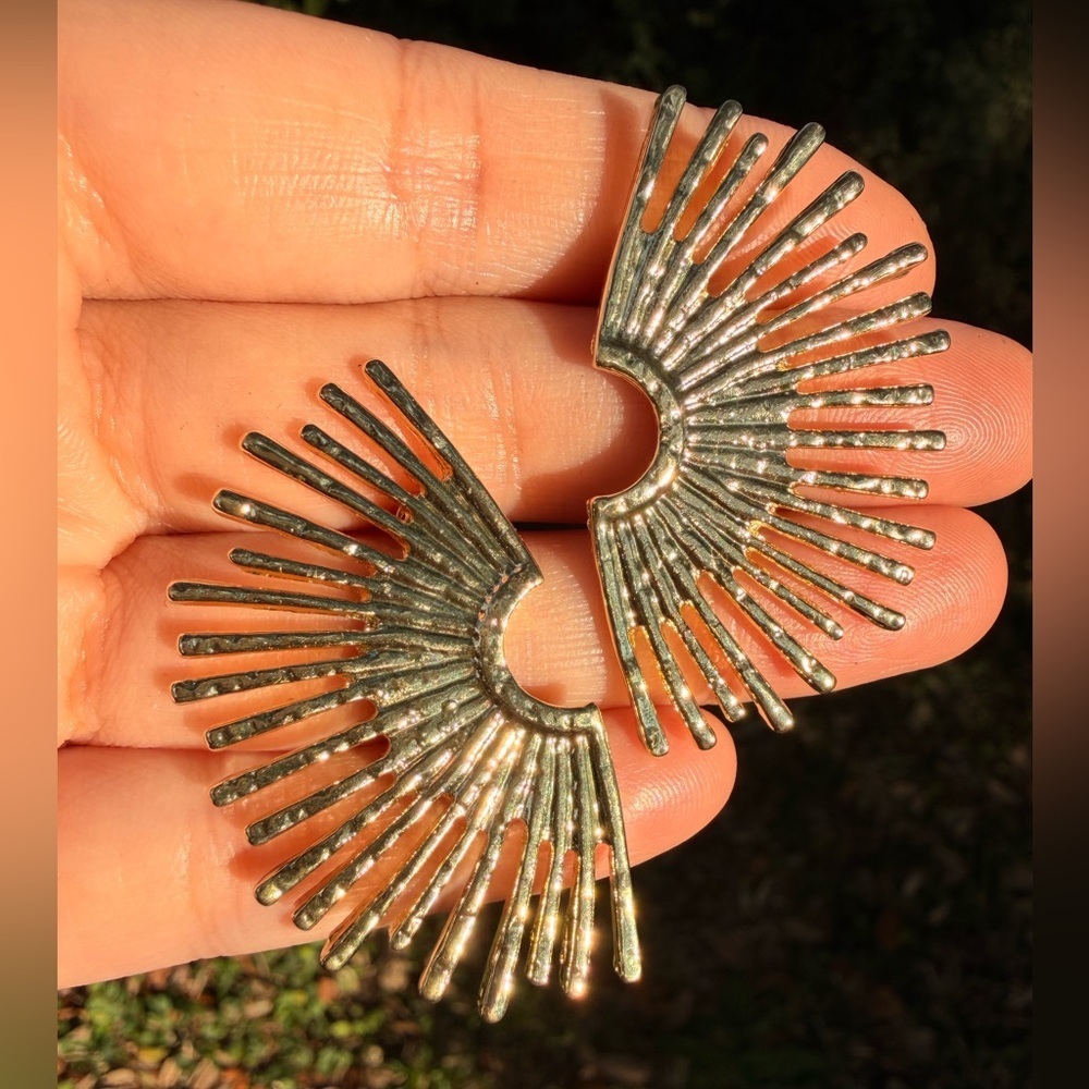 Elegant Gold Sunburst Earrings - Picture 3 of 7